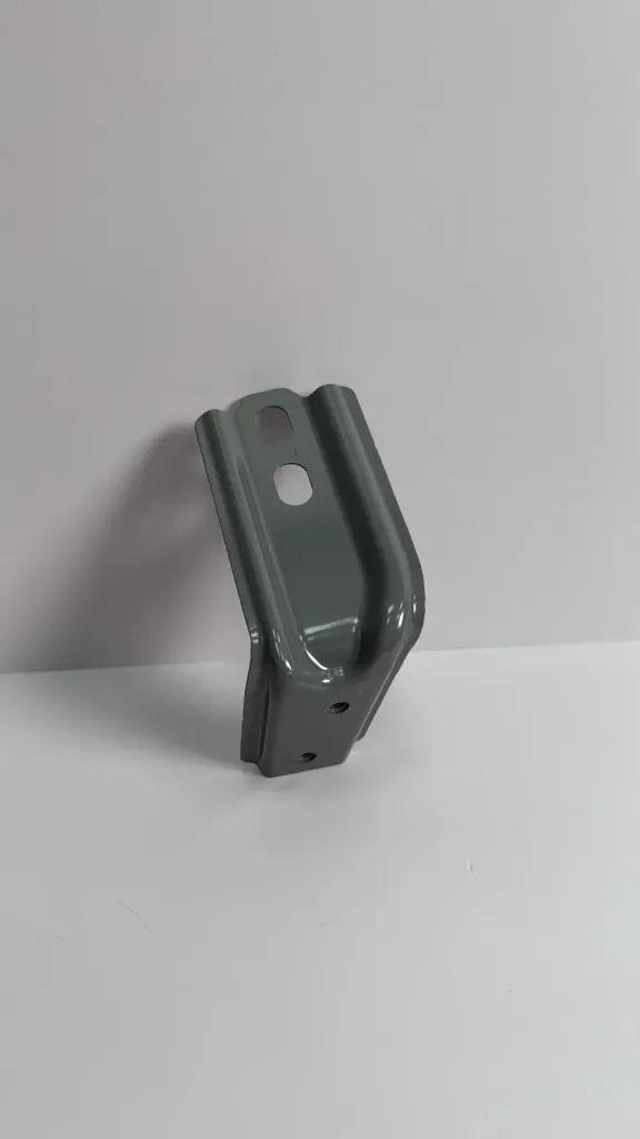 [UNE-8403117/77-Q1] Pllake fiksimi montimi ne parafangon e majte / Mounting plate for left fender