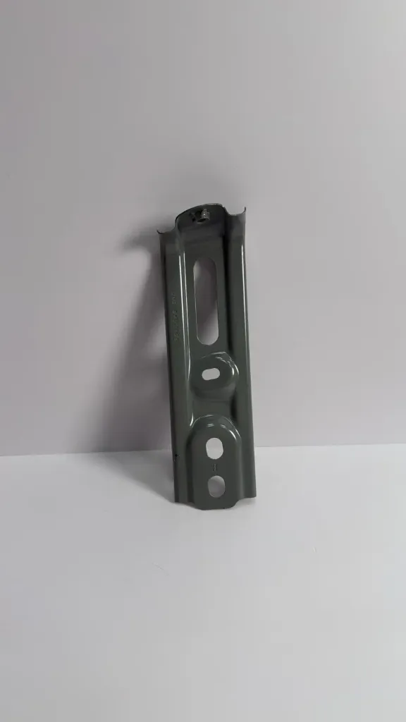 [UNE-8403127/77-Q1] Pllakë fiksimi montimi I në parafangon e majtë