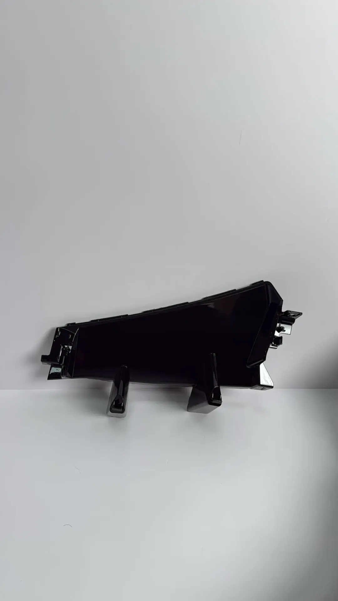 [UFEA-2803241-00BK] Shirit dekorativ “air curtain” i parakolpit përpara djathtas – i zi me shkëlqim