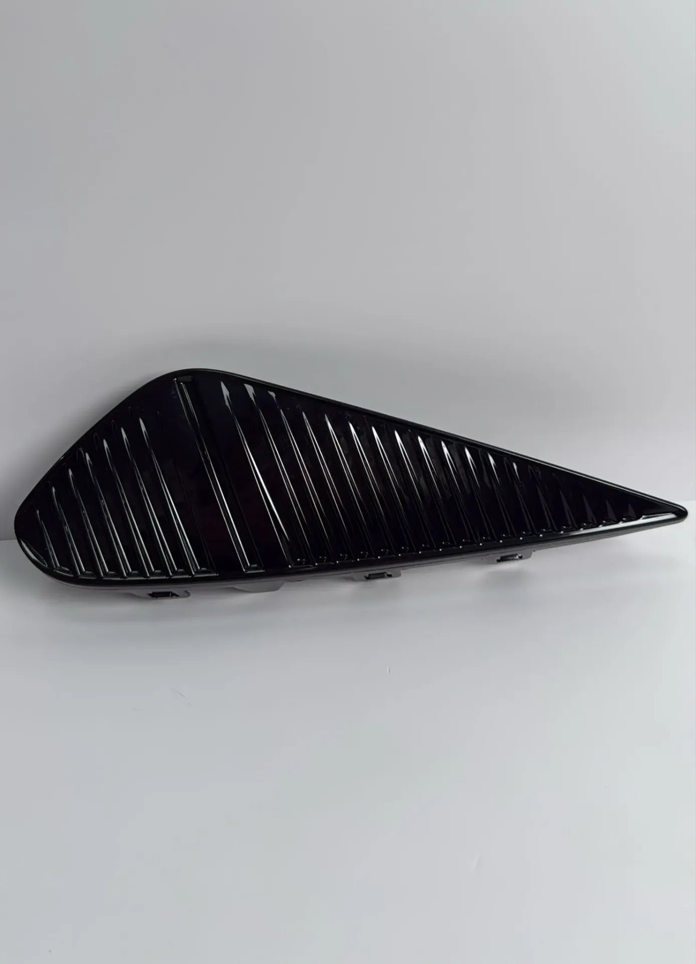 [UFEA-2804114] Shirit dekorativ “air curtain” i parakolpit mbrapa majtas / Rear left bumper air curtain decorative strip