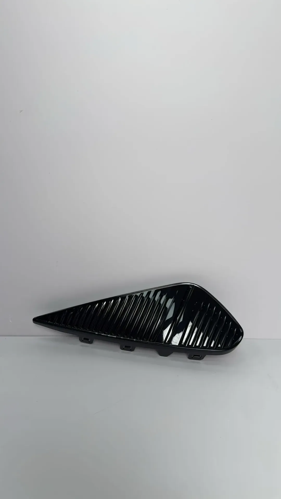 [UFEA-2804115] Shirit dekorativ “air curtain” i parakolpit mbrapa djathtas / Rear right bumper air curtain decorative strip