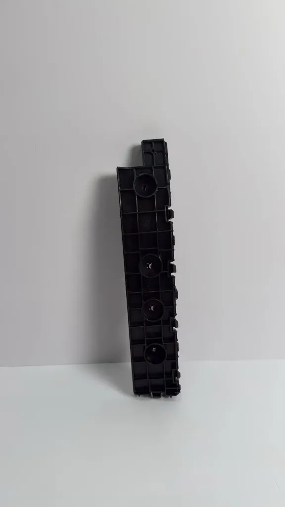 Mbajtese e perparme majtas e parakolpit mbrapa (komplet) / Front left rear bumper bracket
