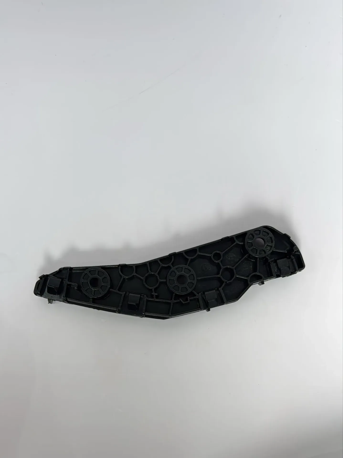 Mbajtese e parakolpit perpara majtas / Front left bumper bracket