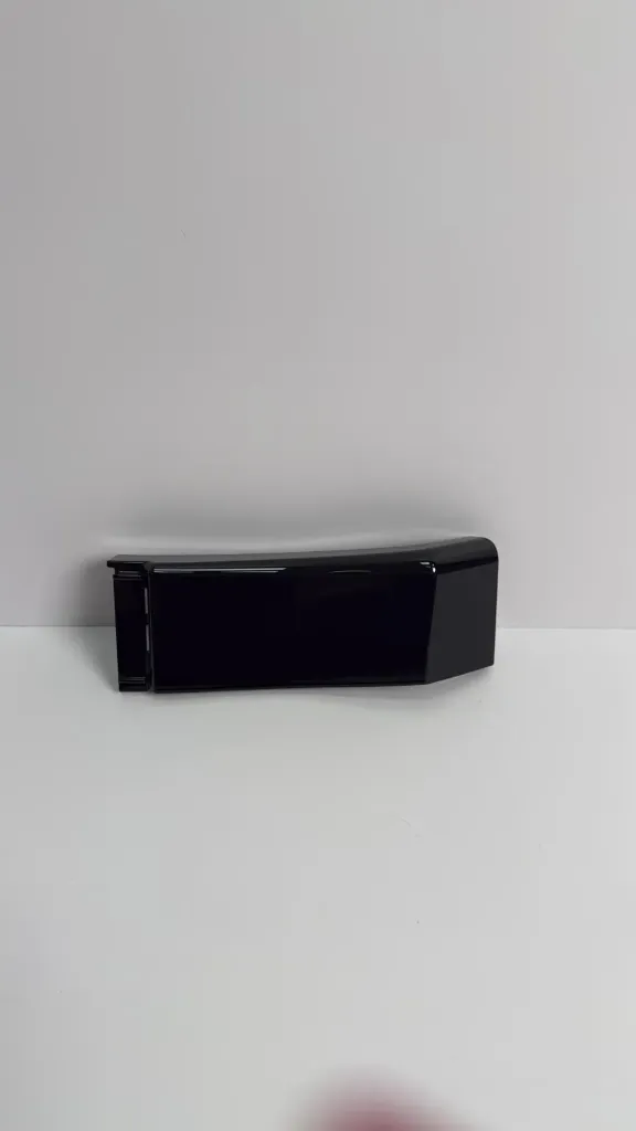 [UFEA-2804225-00BK] Shirit dekorativ anesor II i parakolpit mbrapa djathtas – i zi me shkelqim / Rear right bumper side trim strip II – gloss black
