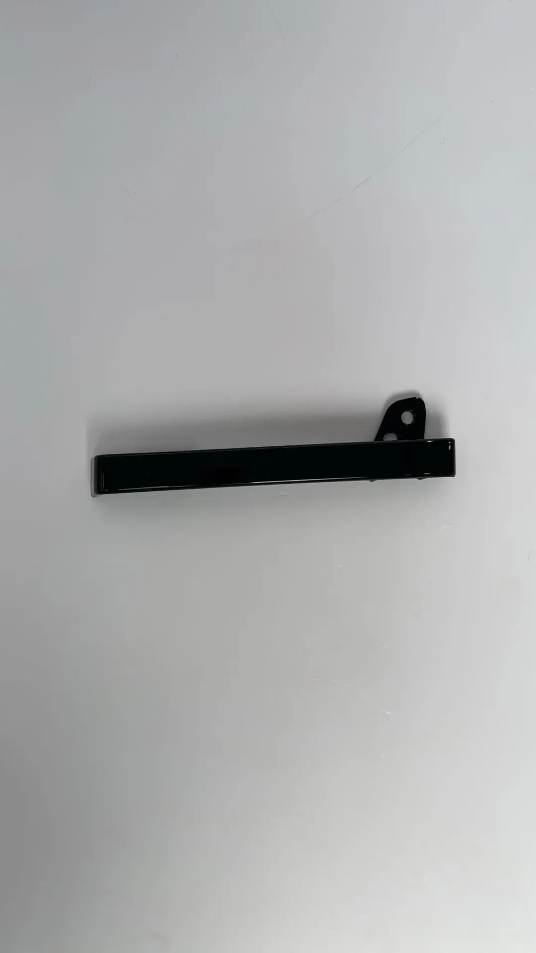 [UFEA-2804214-00BK] Shirit dekorativ anësor I i parakolpit mbrapa majtas – i zi me shkëlqim