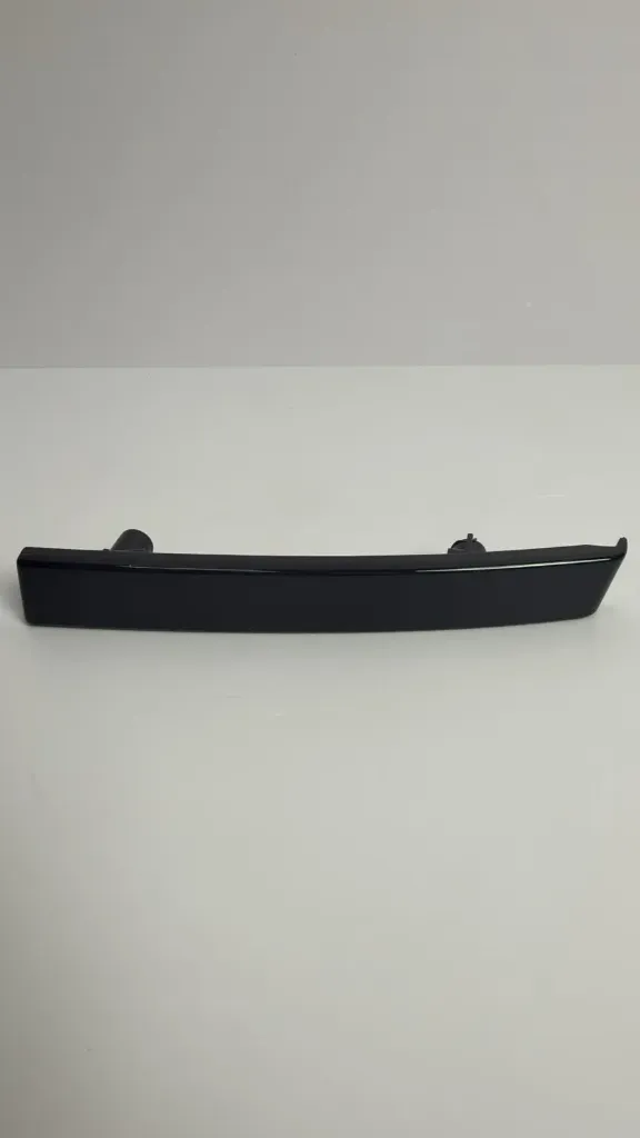 [UFEA-2803234-00BK] Shirit dekorativ i poshtem i parakolpit perpara majtas – i zi me shkelqim / Front left lower bumper trim strip – gloss black