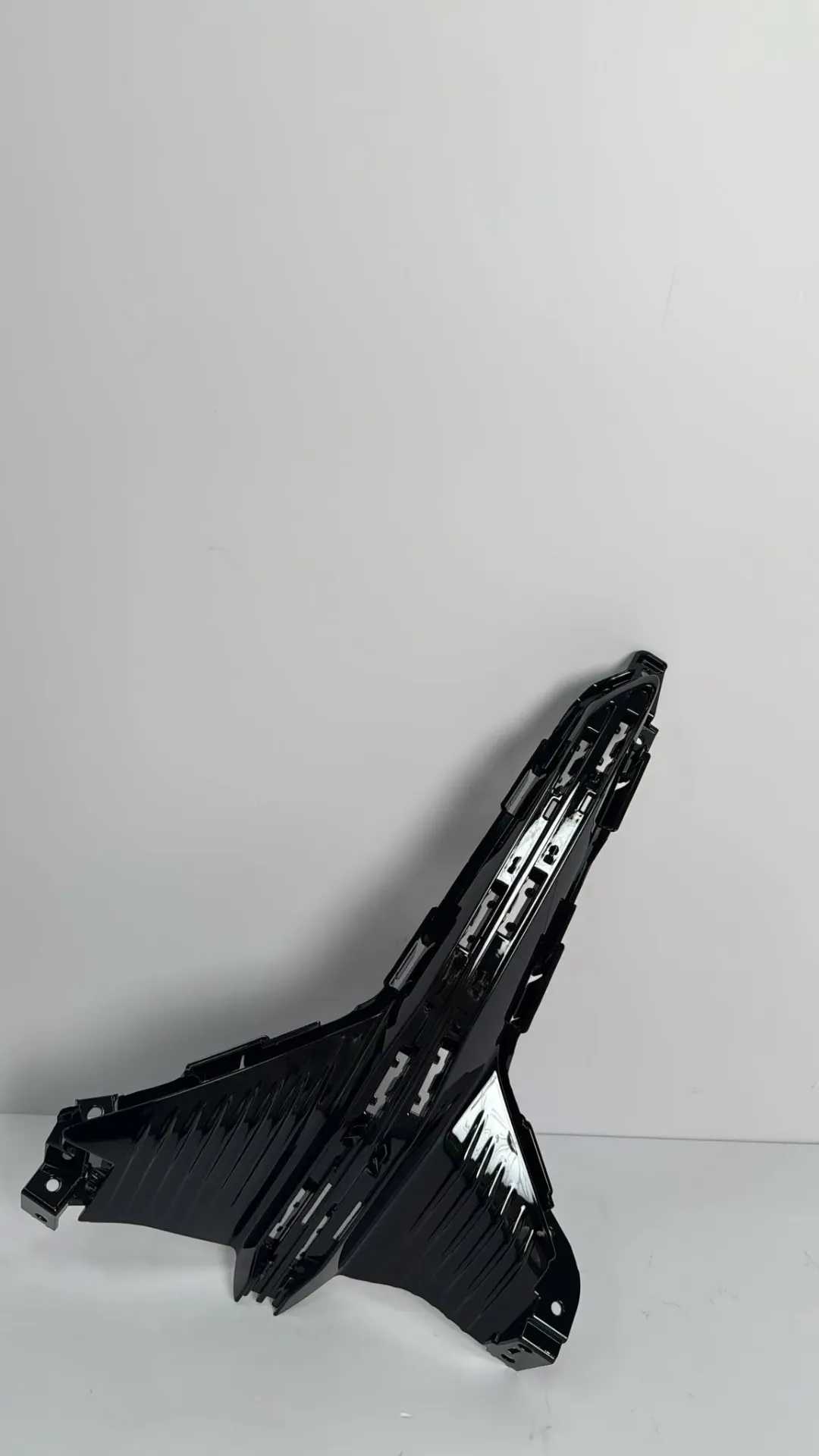 [UFEA-2803235-00BK] Shirit dekorativ i parakolpit përpara majtas – i zi me shkëlqim (high gloss)