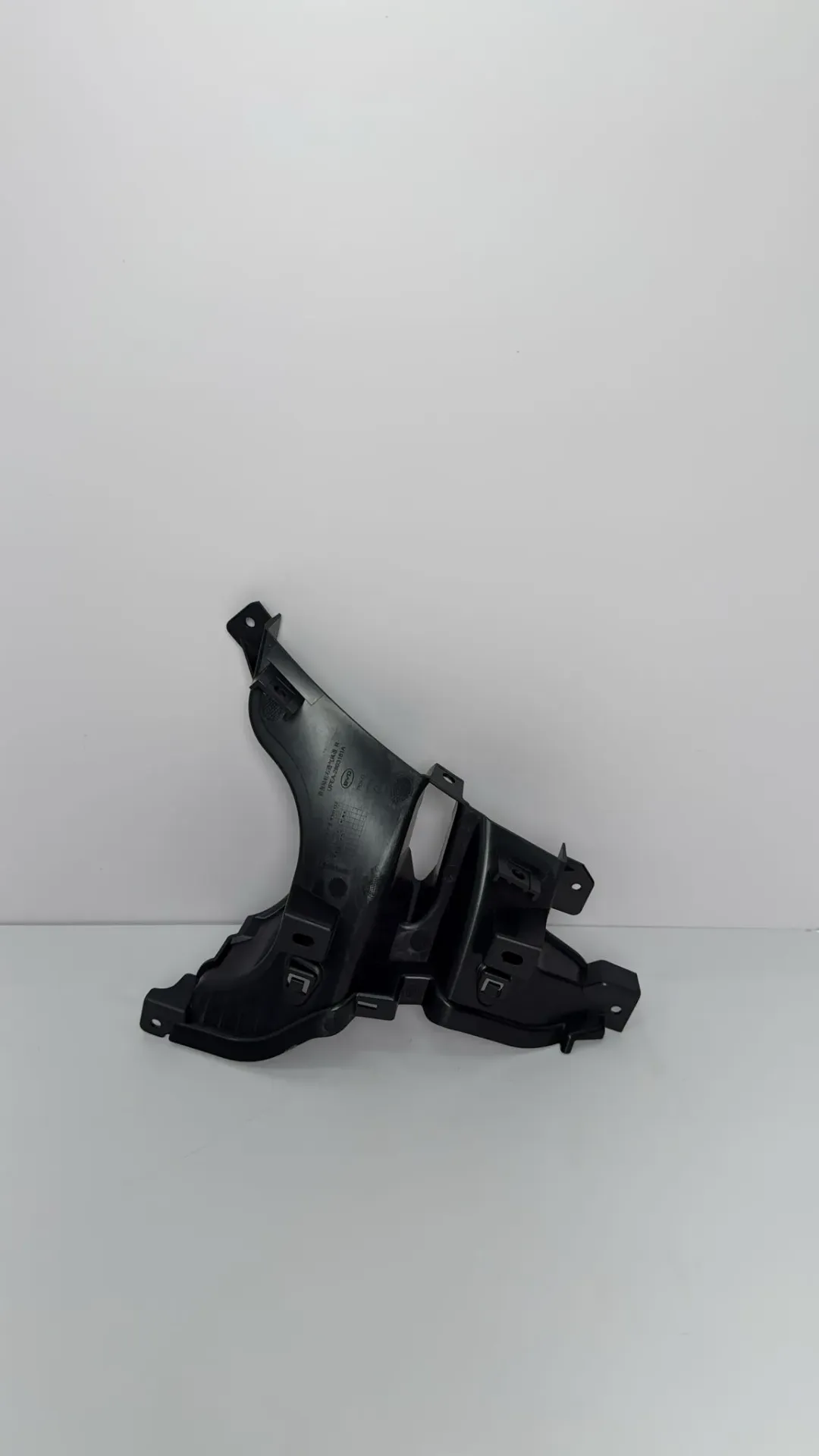 [UFEA-2803181A] Kanal ajri i marrjes në parakolpin përpara djathtas I