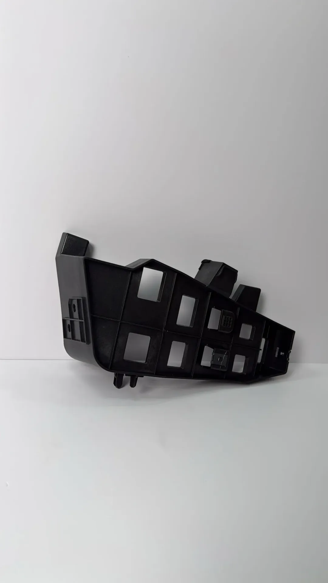[UNEA-2804330] Mbajtese mbeshtetese e poshtme majtas e parakolpit mbrapa (komplet) / Rear bumper lower left support bracket
