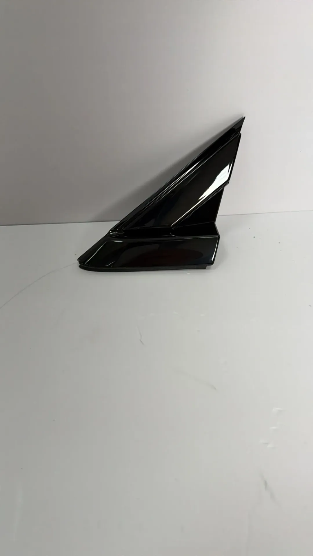 [UNEA-5302330-00BX] Panel dekorativ i qoshes se parafangos majtas – e zeze piano / Left fender corner decorative panel – piano black