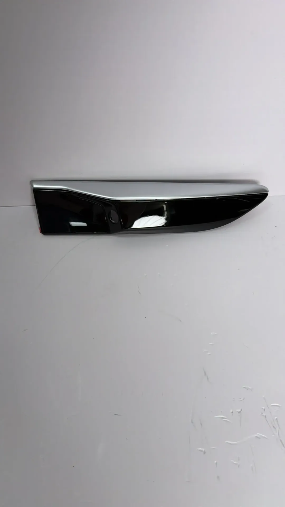 [UNEA-5402750A] Shirit dekorativ i parafangos majtas (komplet) / Left fender trim strip