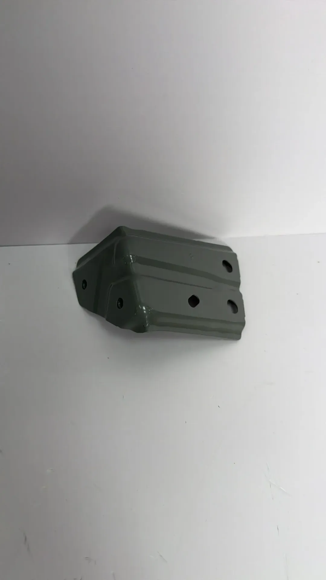 [UNE-8403116/77-Q1] Mbajtese e parafangos perpara djathtas / Front right fender bracket