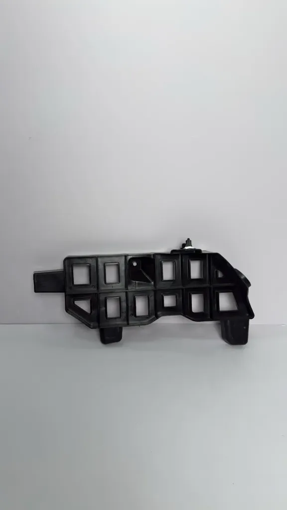 [UFEA-2804430] Mbajtese mbeshtetese e poshtme djathtas e parakolpit mbrapa (komplet) / Rear bumper lower right support bracket