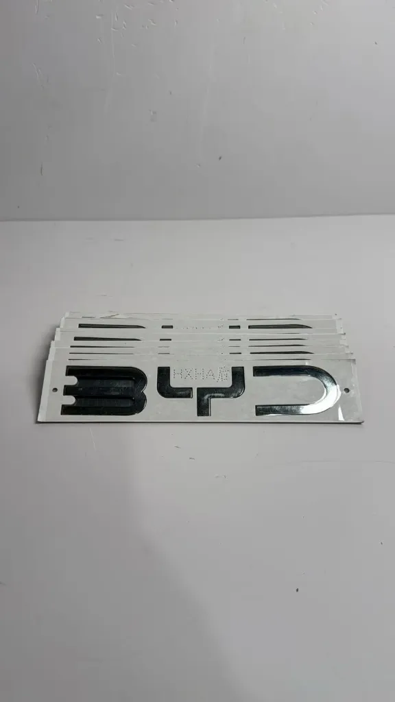[HXHA-3921580] Logo BYD per kapakun e bagazhit (komplet) / BYD logo for the trunk lid (complete)