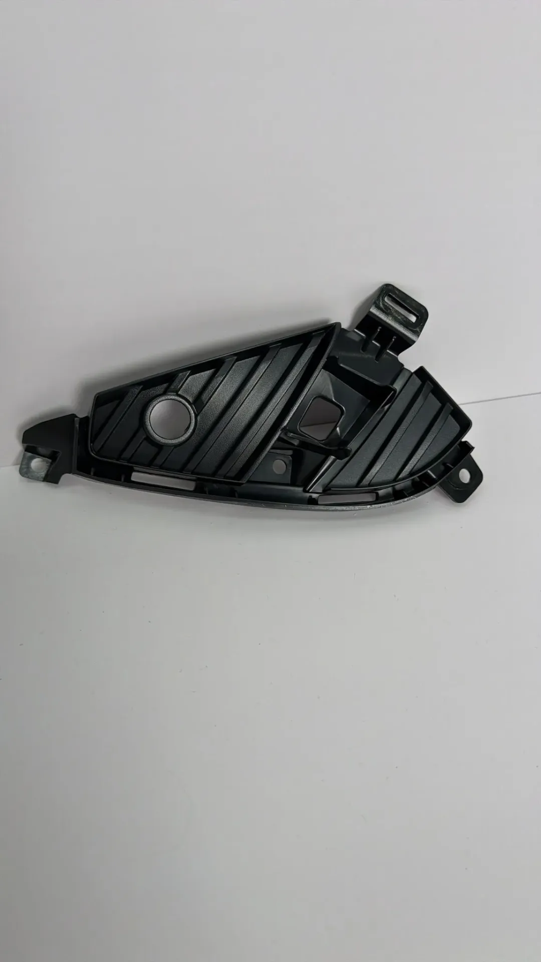 [STHA-2804136] Panel dekorativ i siperm i parakolpit mbrapa djathtas / Rear right upper bumper decorative panel
