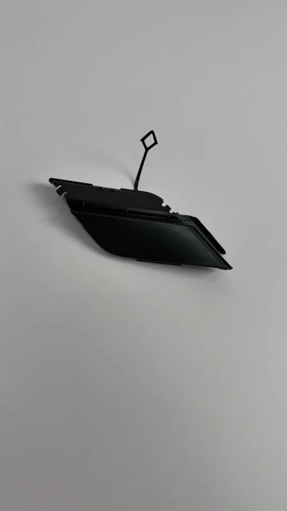 [STHA-2804133] Kapak mbulues i grepit terheqes mbrapa djathtas / Rear right towbar cover