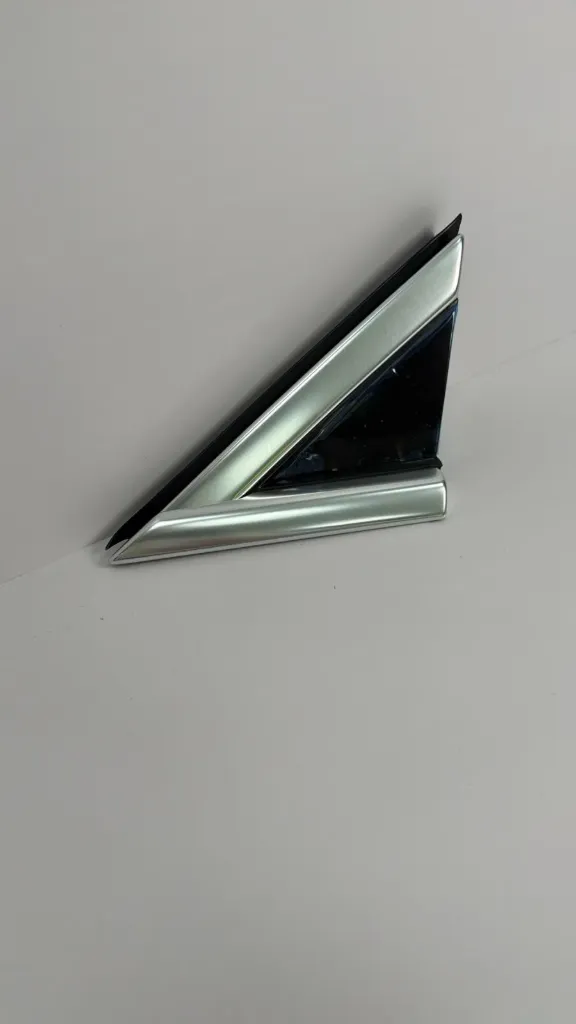 [ST-5302330-U1EF] Panel dekorativ i qoshes se parafangos majtas – argjend mat anodizuar / Left fender corner decorative panel – matt silver anodized