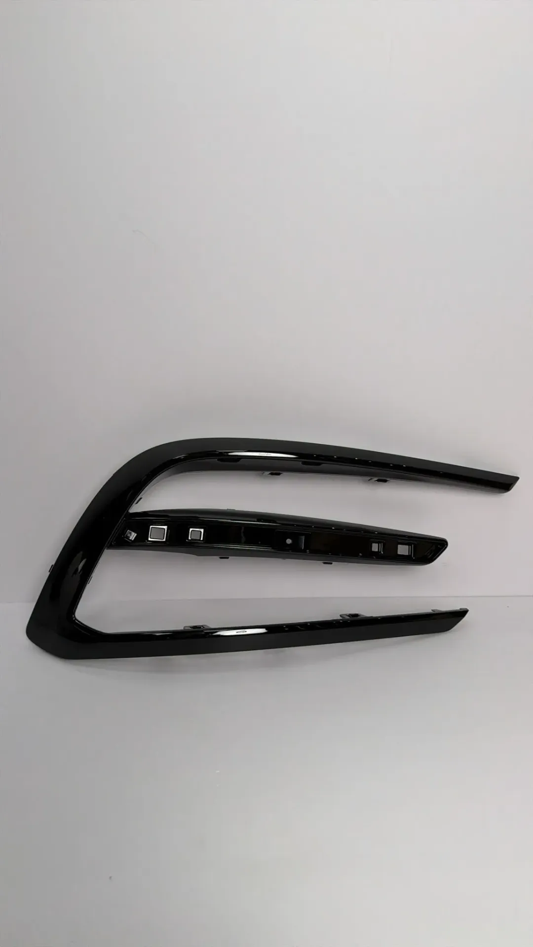 [STHA-2804137/77-00BK] Shirit dekorativ i siperm i parakolpit mbrapa majtas – i zi me shkelqim / Rear left upper bumper trim strip – gloss black