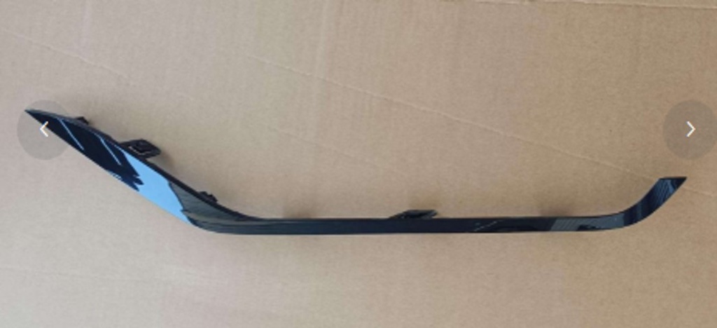 [SA3HK-2803133] Shirit dekorativ i parakolpit i zi me shkelqim poshte majtas / Gloss black bumper trim strip lower left