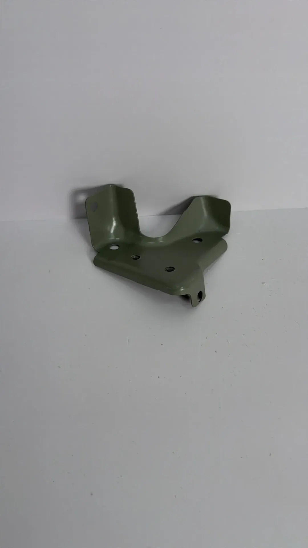 [EQEA-5401138Q/70] Mbajtese e poshtme e parafangos djathtas / Lower right fender bracket