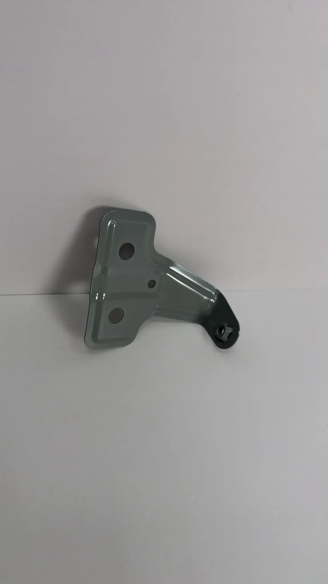 [EQEA-5401141Q/70] Pllakë fiksimi montimi në parafangon e majtë