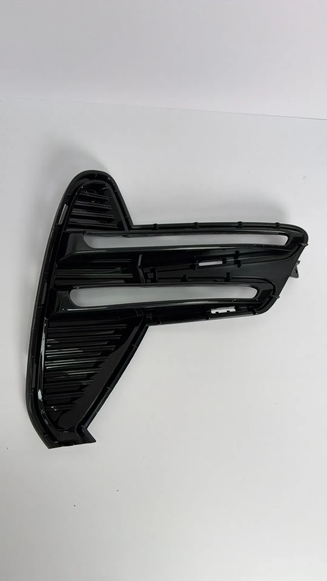 Panel dekorativ i parakolpit djathtas