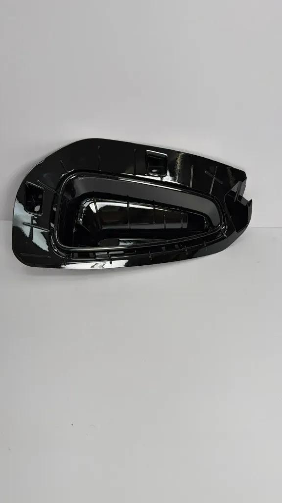 [UNEA-2803116-00BX] Panel dekorativ anësor “side curtain” djathtas – e zezë piano (piano black)