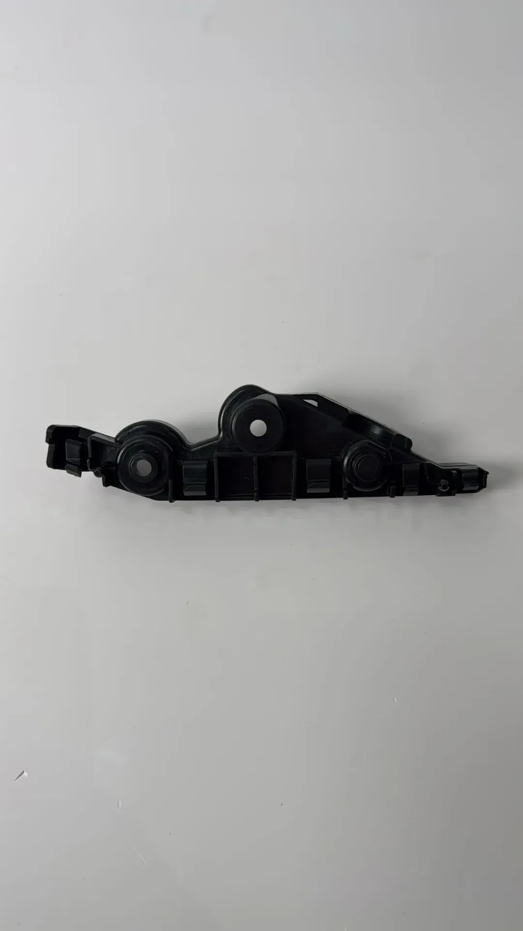 [ST-2803411] Mbajtëse e parakolpit përpara djathtas M00666