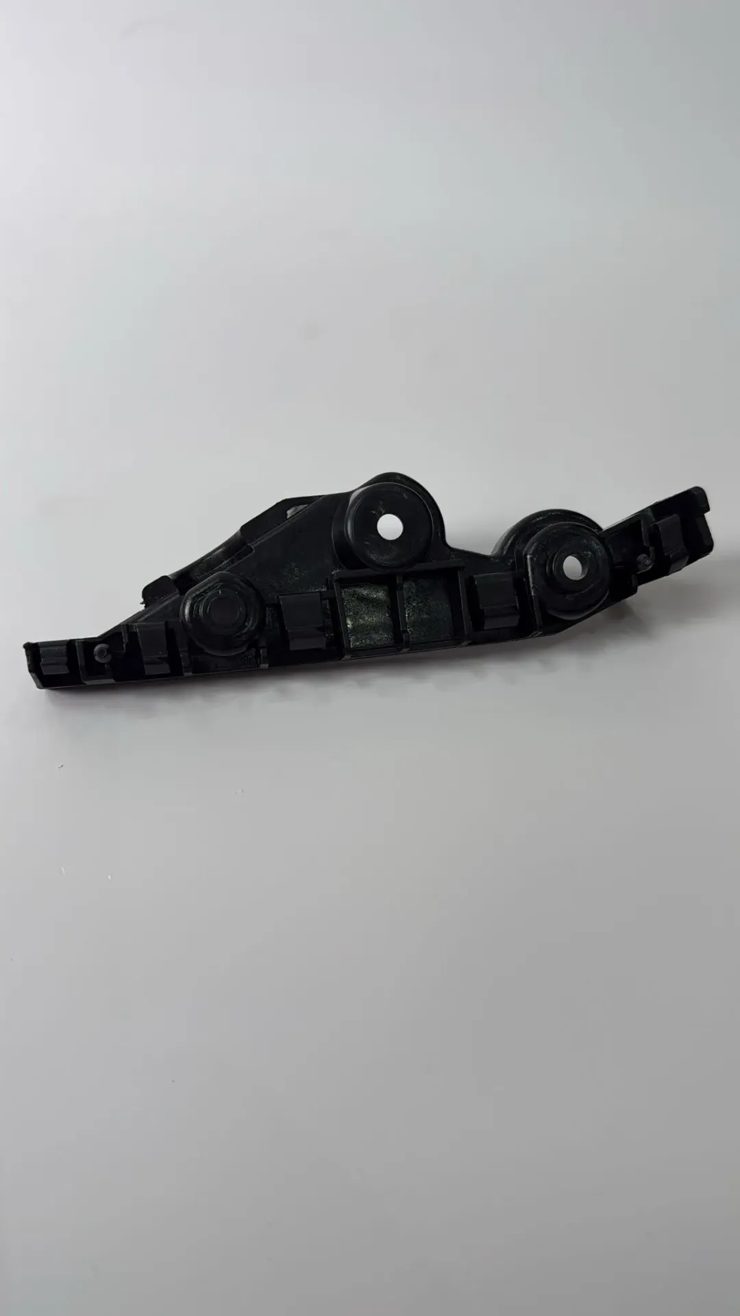 [ST-2803311] Mbajtese e parakolpit perpara majtas / Front left bumper bracket