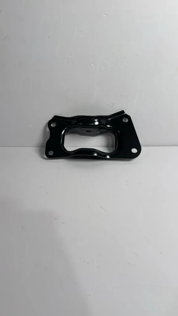[SC2E-2914221] Mbajtese montimi e krahut terheqes mbrapa djathtas / Rear right trailing arm mounting bracket