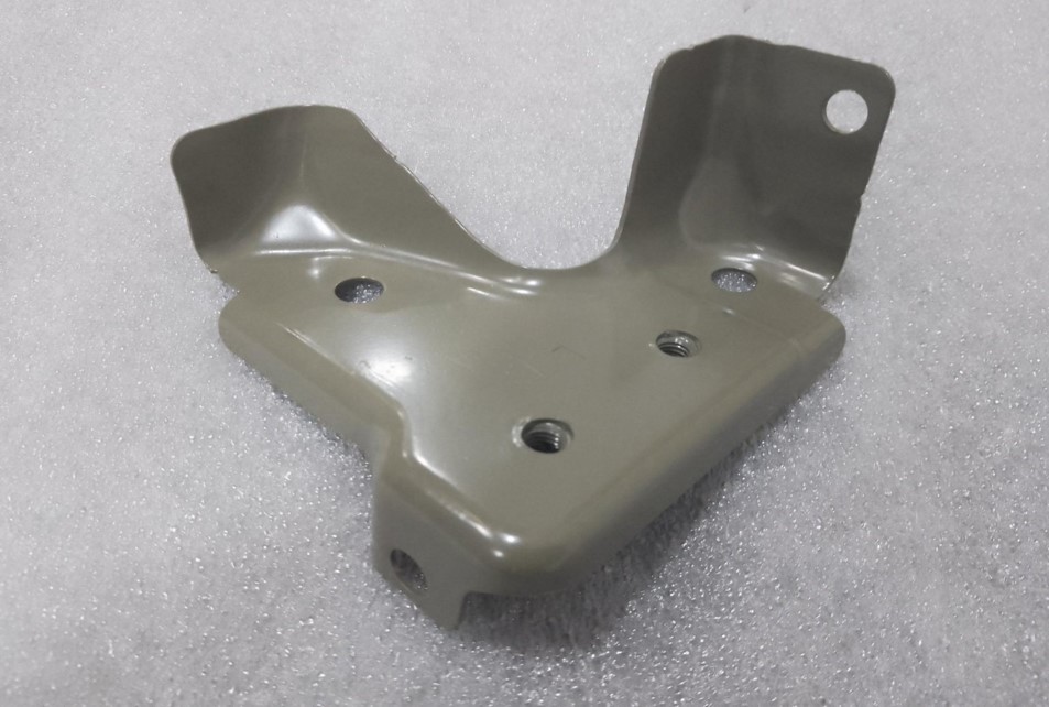 [EQEA-5401137Q/70] Mbajtese e poshtme e parafangos majtas / Lower left fender bracket