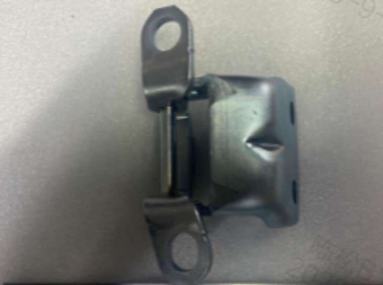 Menteshe e deres mbrapa djathtas / Rear right door hinge