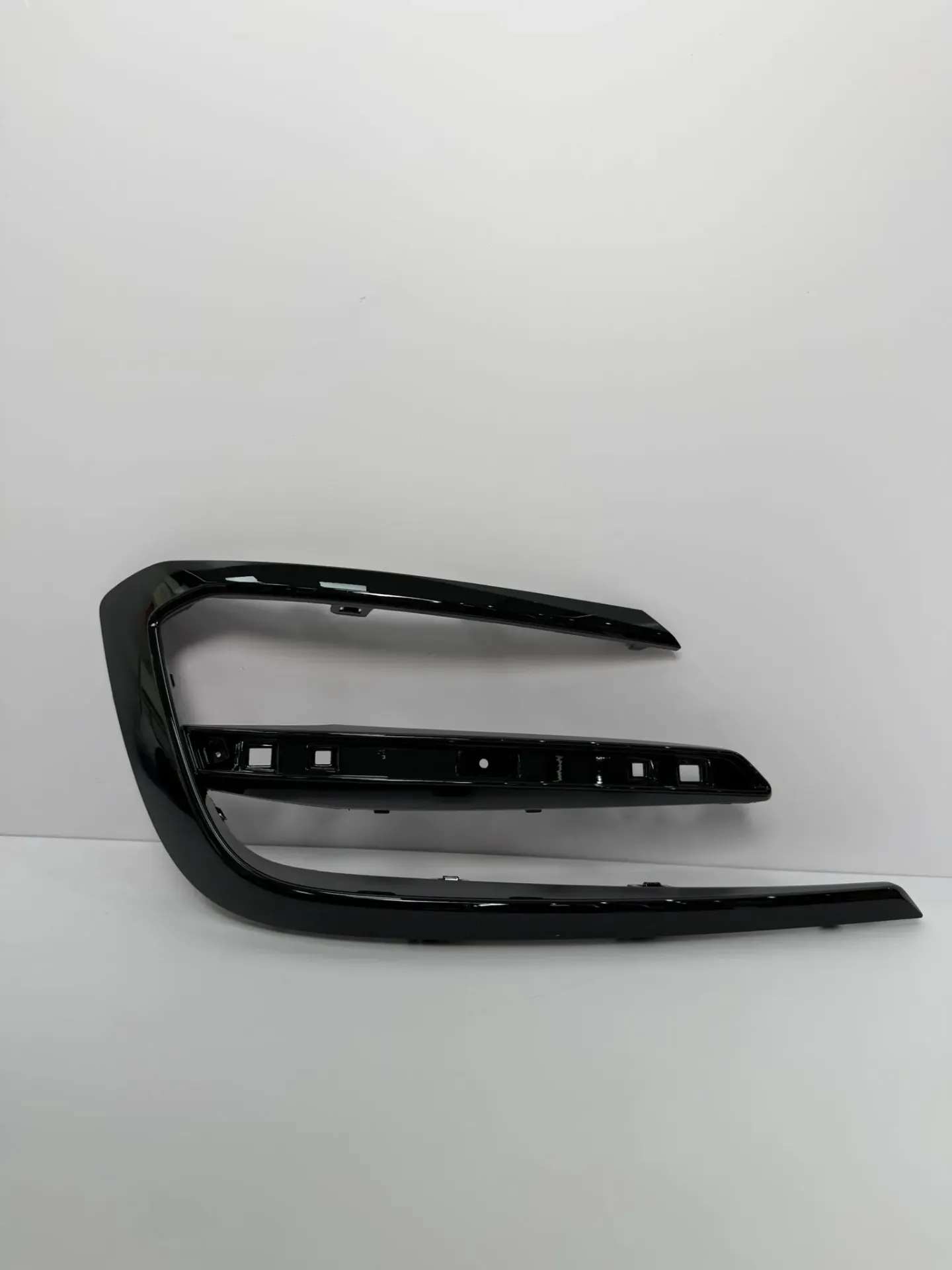 [STHA-2804138/77-00BK] Shirit dekorativ i siperm i parakolpit mbrapa djathtas – i zi me shkelqim / Rear right upper bumper trim strip – gloss black