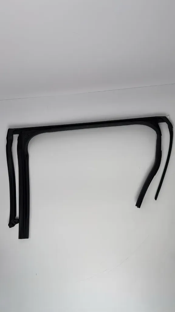 [UNE-6207114A] Kanal gropë e brendshme (felt) e derës mbrapa djathtas (komplet) / Rear right door inner groove channel