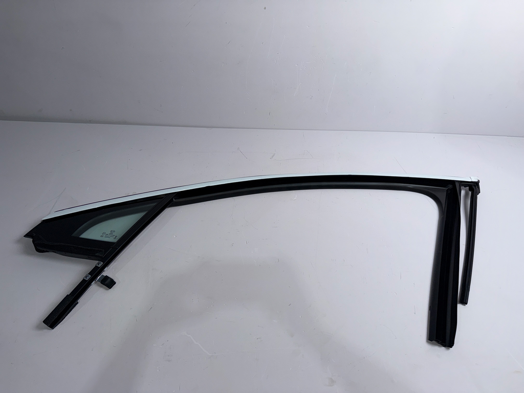 Kanal/gropë e brendshme (felt) e derës përpara majtas (komplet)