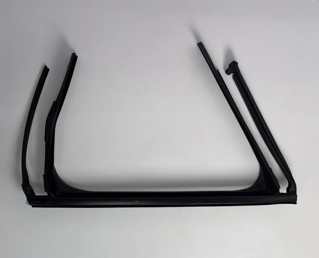 [UNE-6207113A] Kanal grope e brendshme e derës mbrapa majtas (komplet) / Rear left door inner groove channel