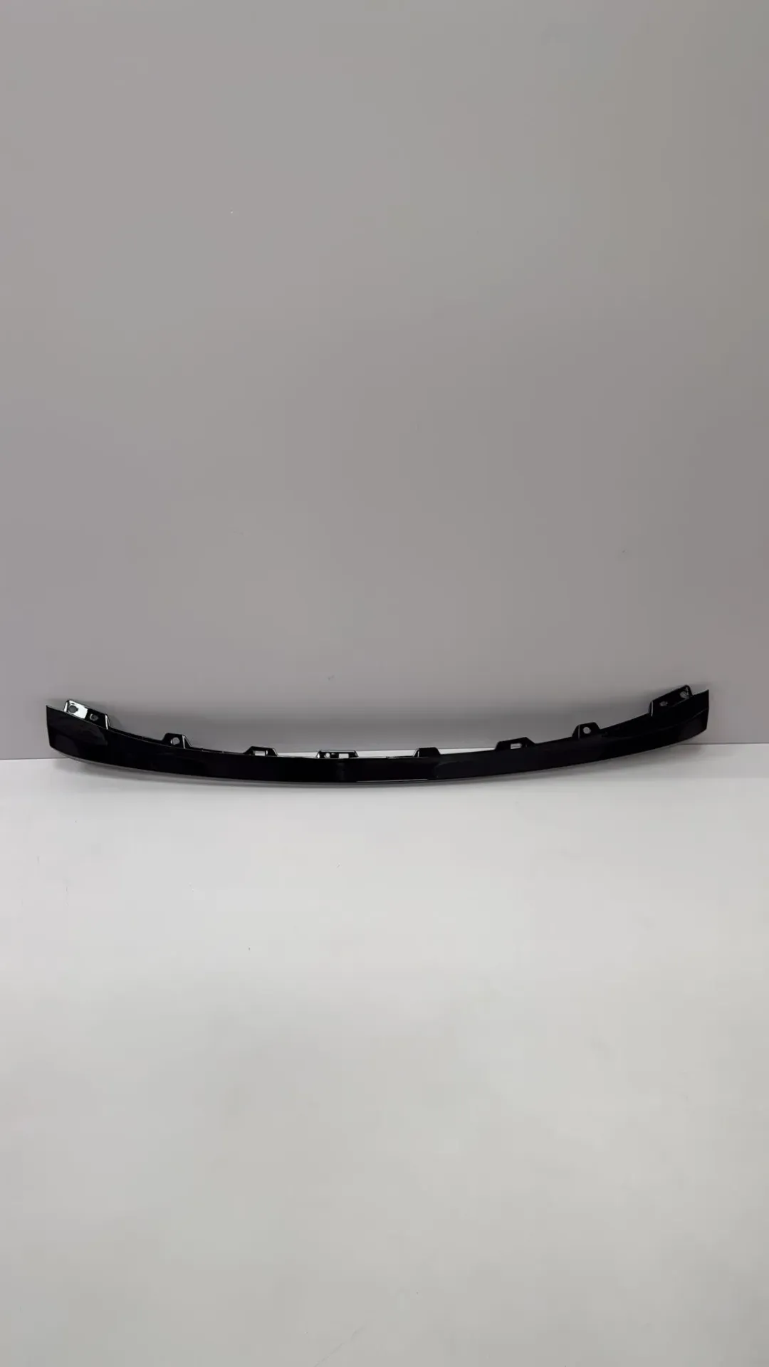[SRHA-2803116W/77-00BK] Shirit dekorativ i siperm i parakolpit perpara – i zi me shkelqim / Front bumper upper decorative strip – gloss black