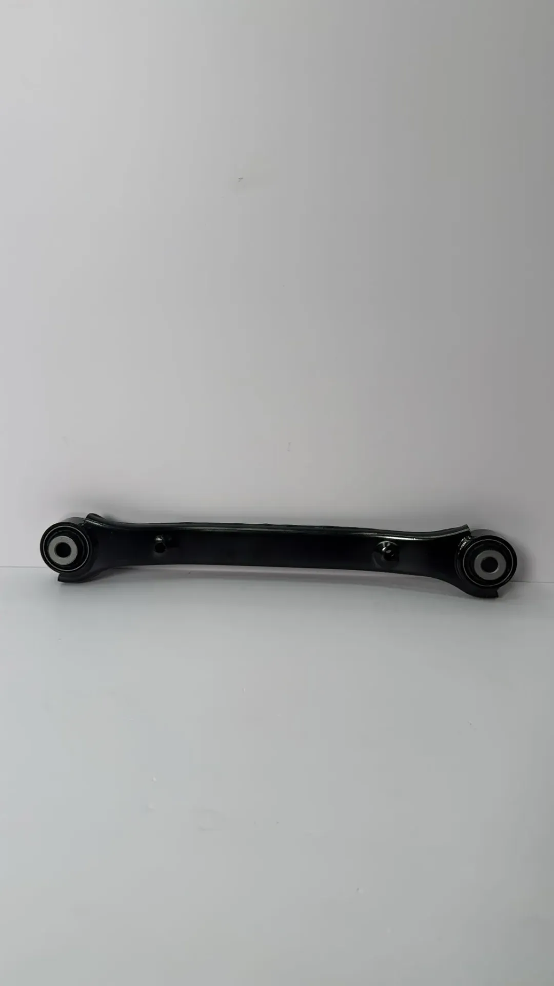 Krah i sipërm i pezullimit mbrapa majtas (komplet) M00666