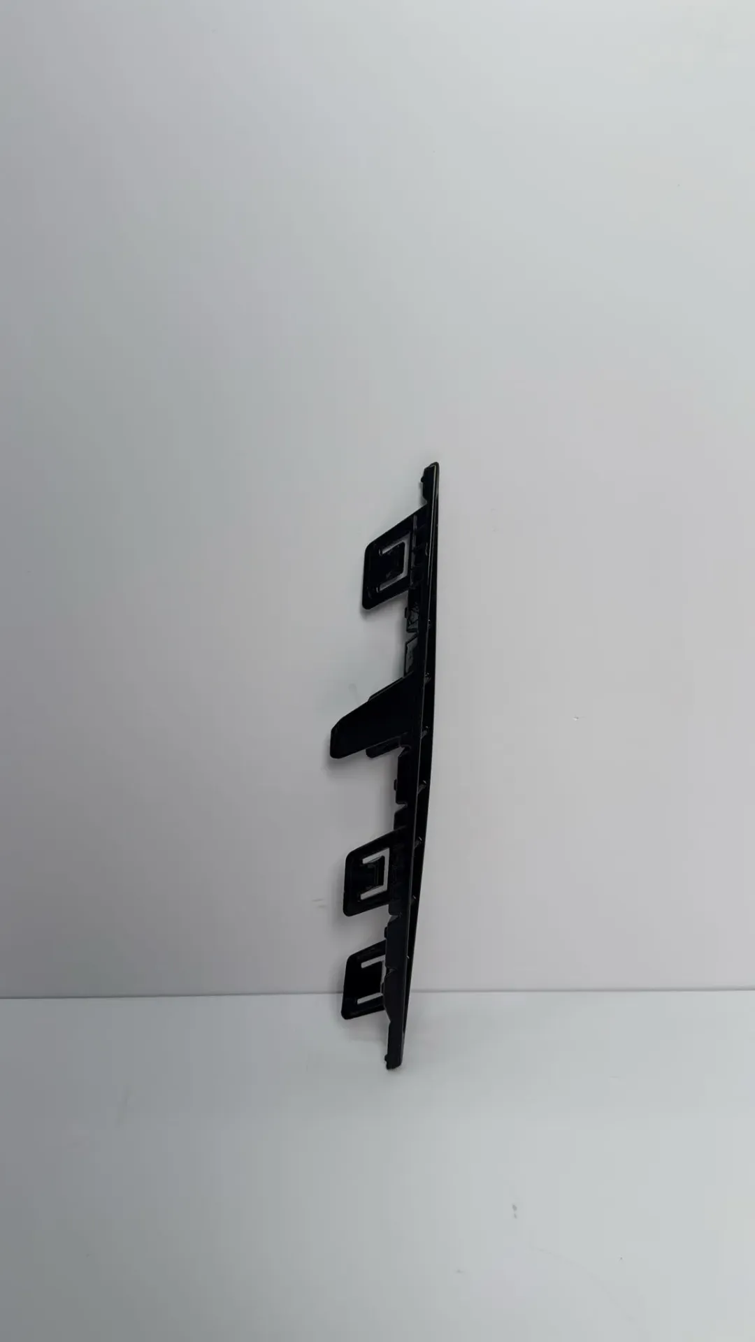 [SREA-2804136/77-00BK] Panel dekorativ “air curtain” i parakolpit mbrapa djathtas – i zi me shkëlqim