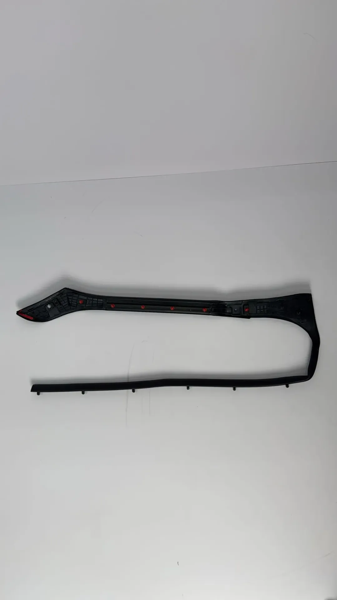 [UNE-6207217] Gomine pragu dere mbrapa majtas / Rubber door sill rear left