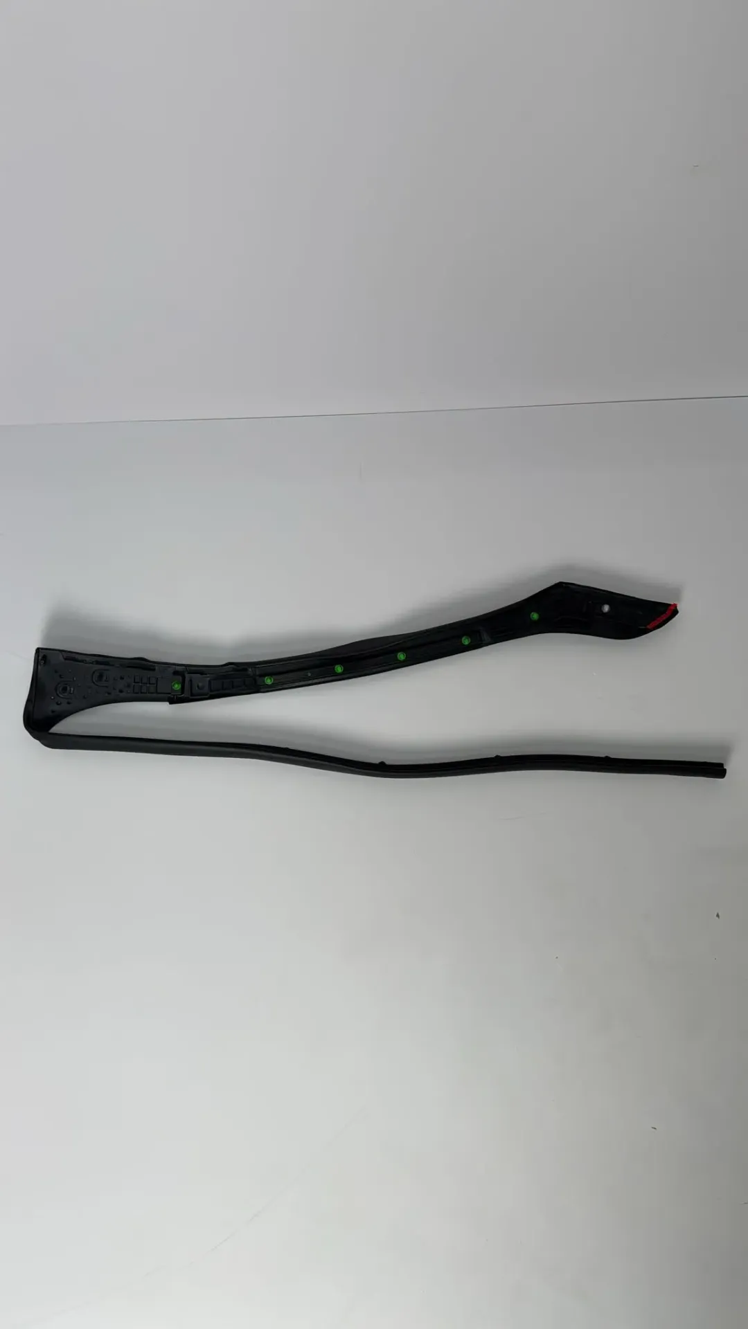 [UNE-6207218] Gomine pragu dere mbrapa djathtas / Rubber door sill rear right