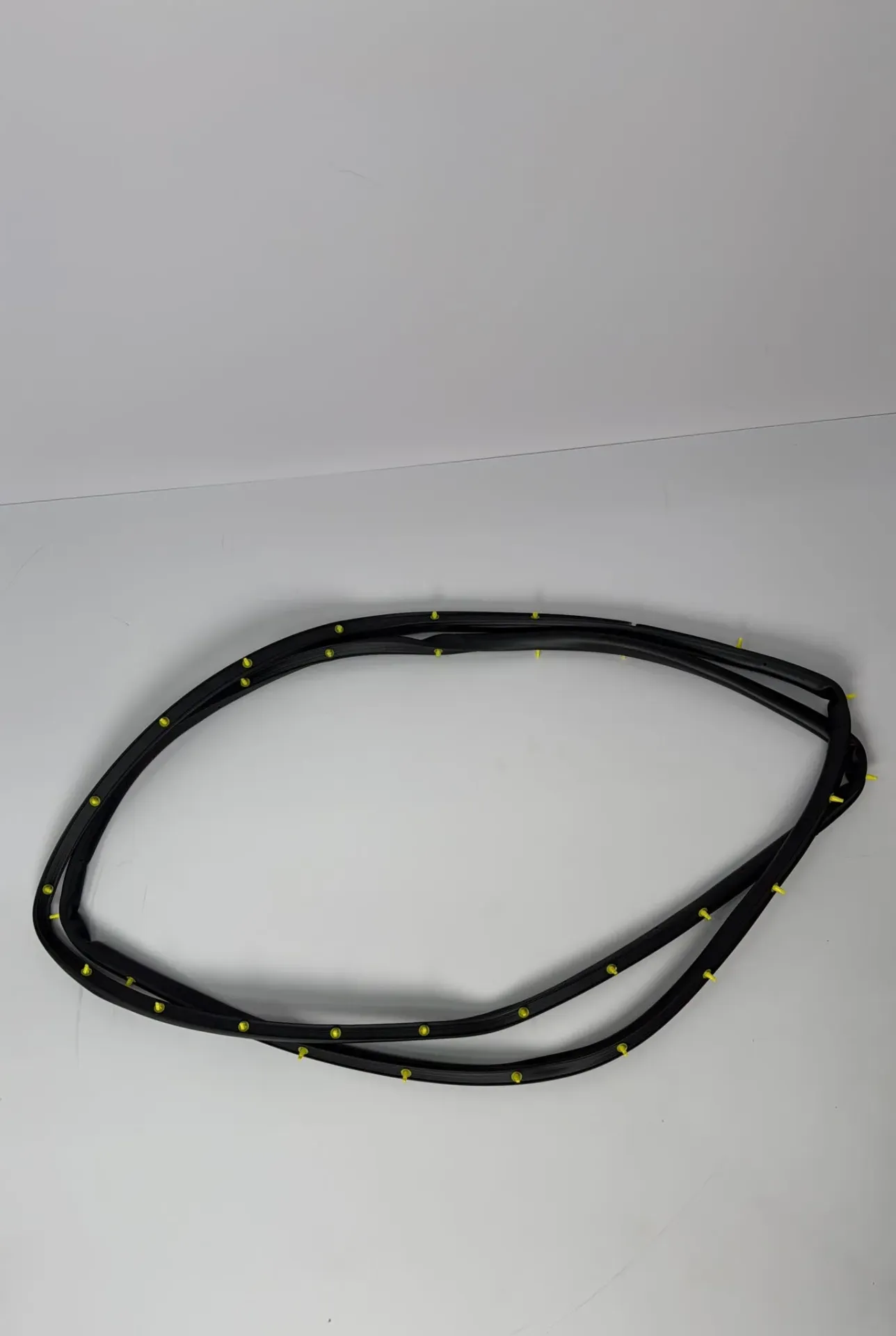[UNE-6107111] Gomine dere perpara majtas (weatherstrip) / Front left door seal (weatherstrip)