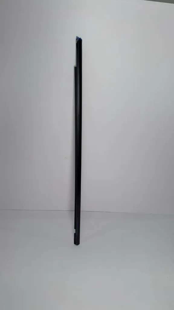 [UNE-6107116A] Profil i jashtëm mbrojtës kundër uji i derës përpara djathtas (water belt) (komplet)