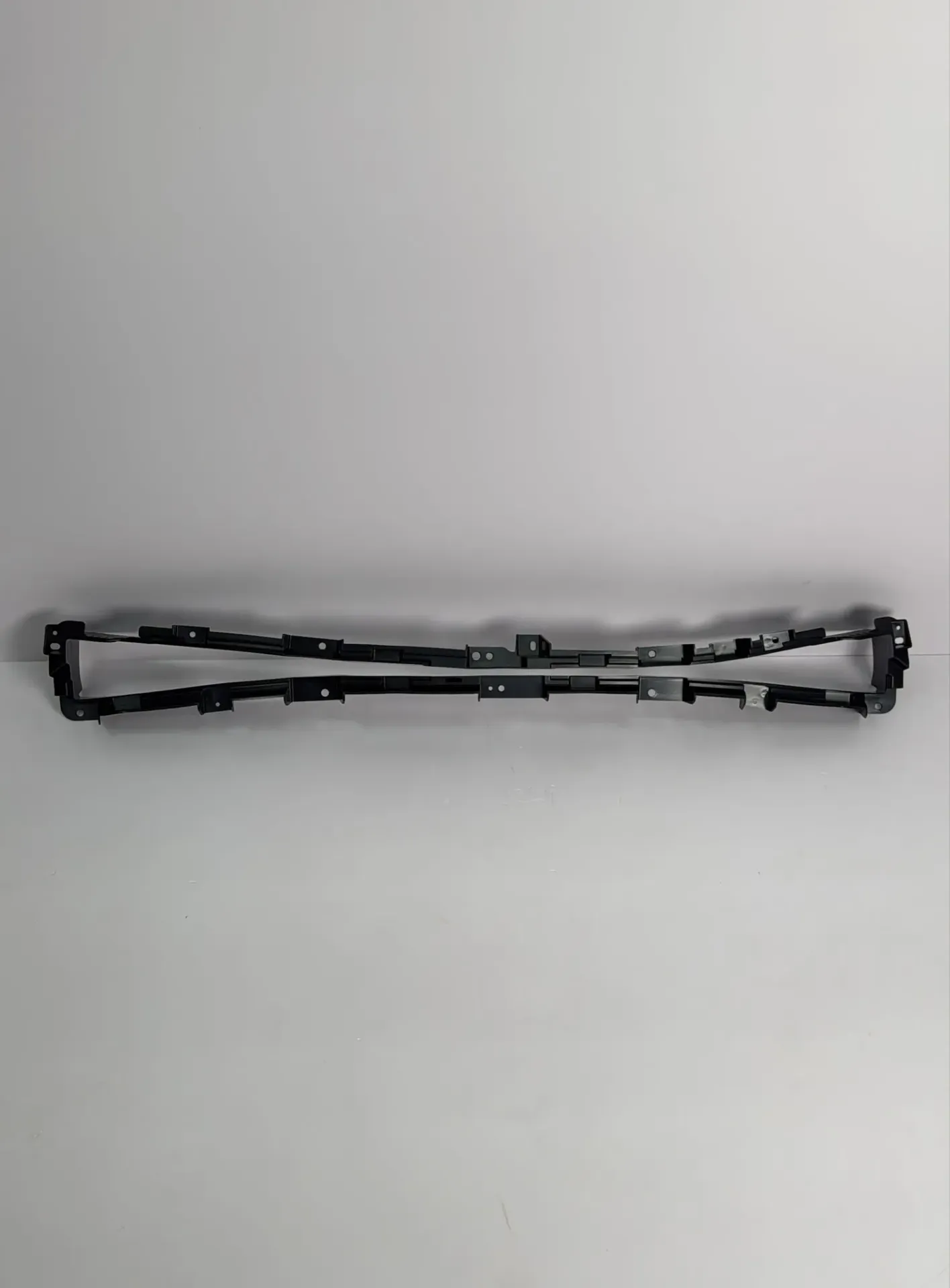 [UNEA-2803155/92] Pllake lidhese AGS e griles - parakolpit perpara – montim / AGS grille - front bumper connection plate - assembly