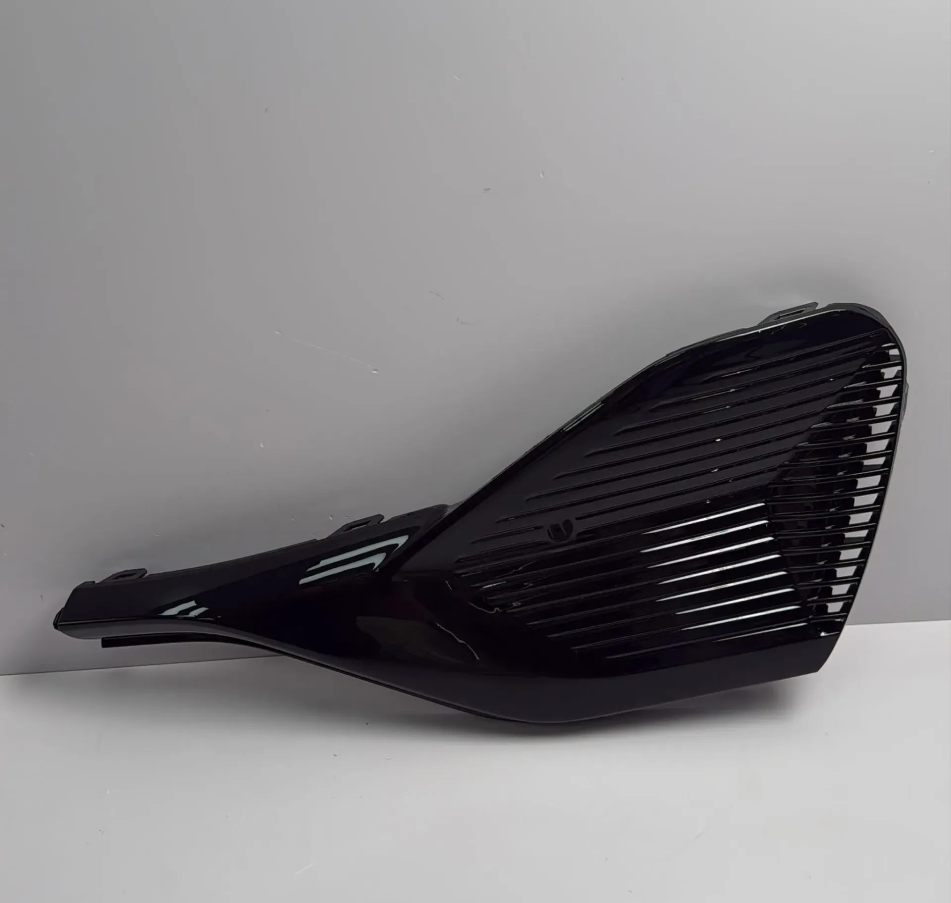 [sc2e-2803132a/92] Kapak dekorativ i parakolpit perpara djathtas / Front right bumper decorative cover