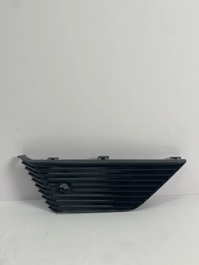 Pjesë dekorative e parakolpit mbrapa djathtas M00666