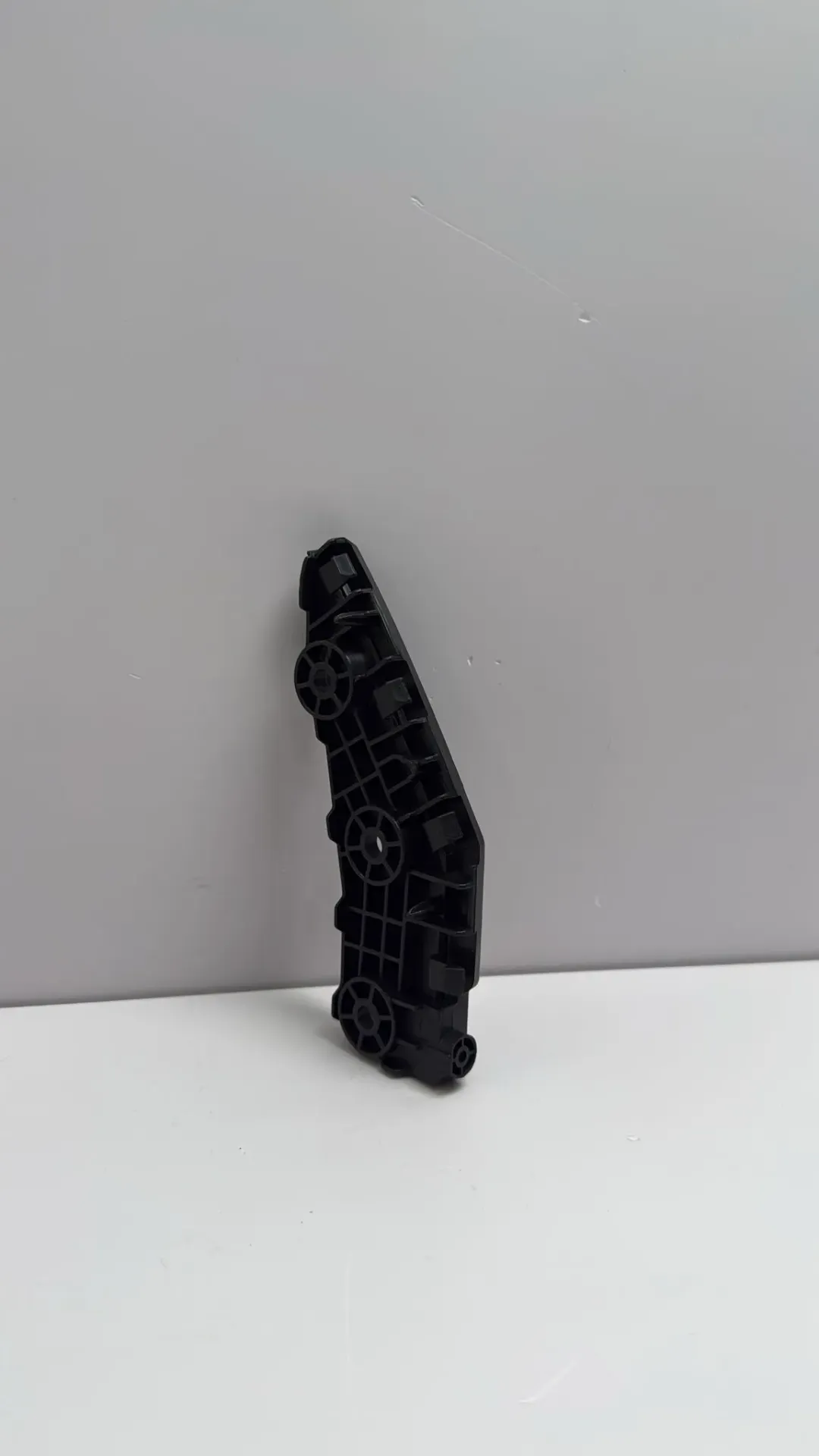 [EQEA-2803311-C] Mbajtëse e parakolpit përpara majtas M00666