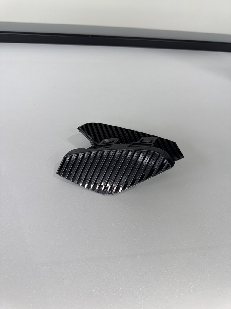 [SC2E-2804115-C] Pjese dekorative e parakolpit mbrapa majtas (kthim) / Rear left bumper trim (rear)