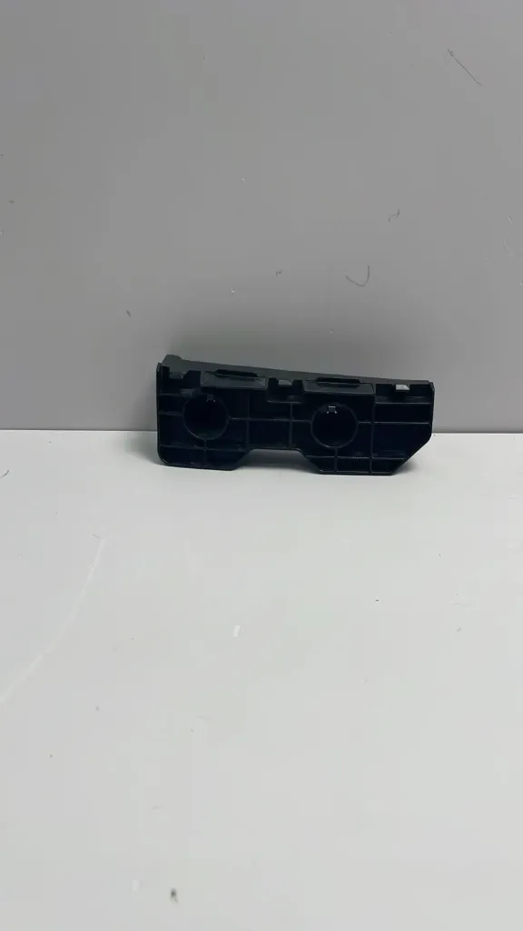 Mbajtese e mbrapakolpit djathtas / Right rear bumper bracket