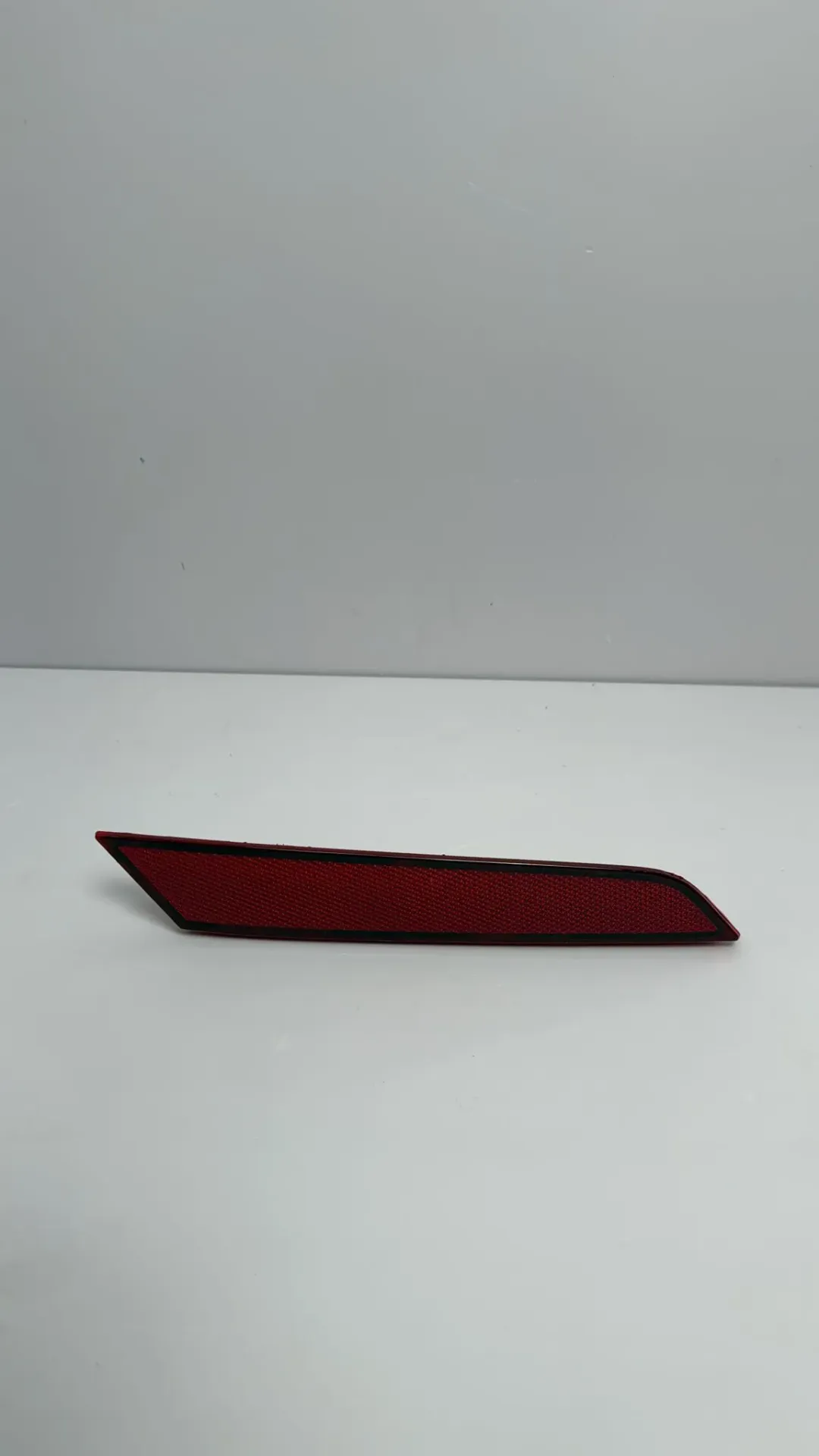 Reflektor mbrapa majtas / Left rear reflector
